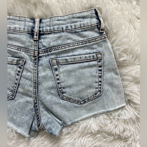 Bullhead Denim Co. Frayed High-Waisted Light Wash Jean Shorts Size 00 - Picture 8 of 15
